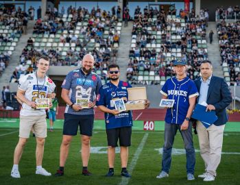 Der Football von Schmees Cast Pirna