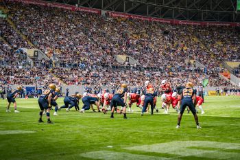 Monarchs gewinnen vor Rekord-Kulisse